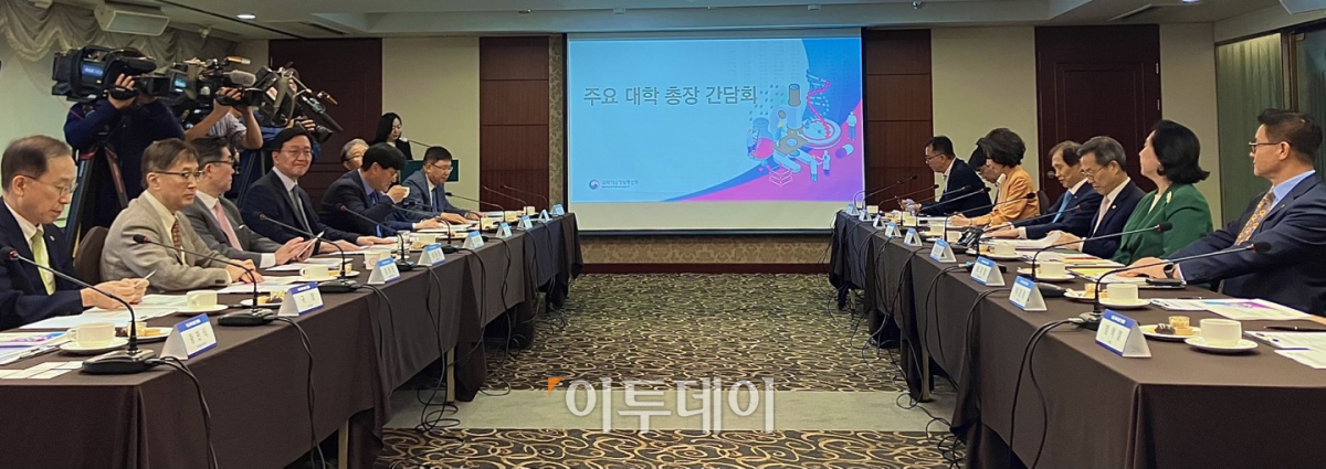 ▲5일 과학기술정보통신부 이종호 장관은 서울특별시 중구 코리아나호텔 로얄룸에서 ’2024년 국가연구개발사업 예산배분 조정결과’ 및 ‘R&D 제도혁신 방안’과 관련해 주요 연구중심대학의 총장들과 간담회를 열었다. (임유진 기자 newjean@)