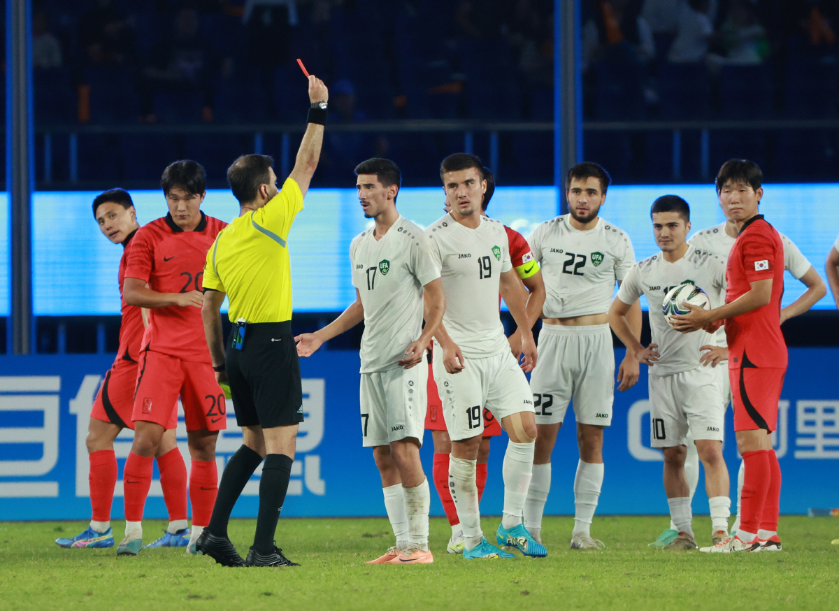 ▲4일 중국 항저우 황룽 스포츠센터 스타디움에서 열린 2022 항저우 아시안게임 남자축구 4강전 대한민국과 우즈베키스탄의 경기. 우즈베키스탄의 부리에프가 경고 누적으로 퇴장 당하고 있다.(연합뉴스)
