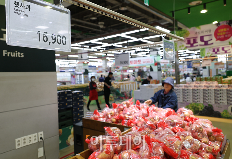 ▲5일 서울의 한 대형마트에서 시민들이 장을 보고 있다. 고이란 기자 photoeran@
