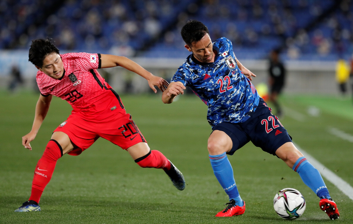 ▲2021년 3월 25일 일본 요코하마의 닛산 스타디움에서 열린 대한민국과 일본의 축구 한일전 친선경기에 선발 출전한 이강인(왼쪽)이 일본 마야 요시다와 공을 다투고 있다. (AP/뉴시스)
