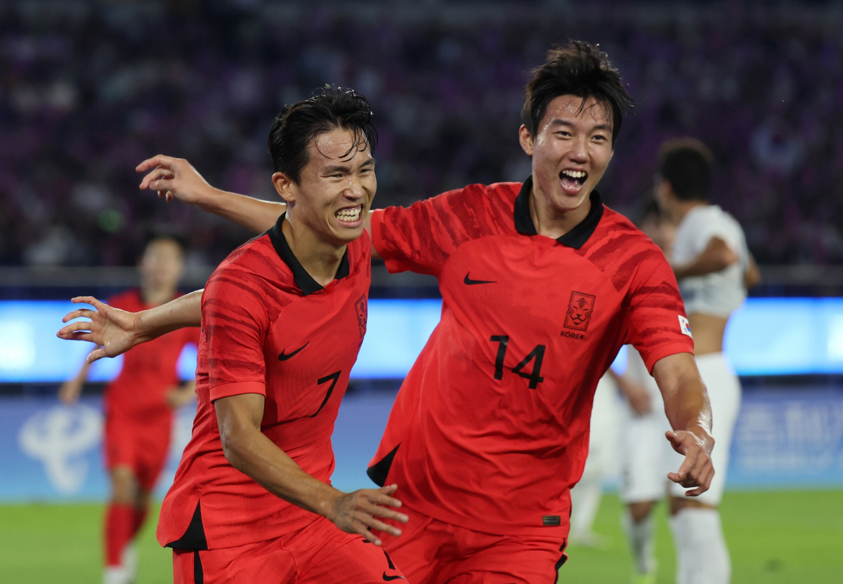 ▲4일 중국 항저우 황룽스포츠센터 스타디움에서 열린 2022 항저우 아시안게임 남자 축구 준결승 한국 대 우즈베키스탄 경기, 전반전 한국 정우영(왼쪽)이 추가골을 넣고 기뻐하고 있다. (뉴시스)
