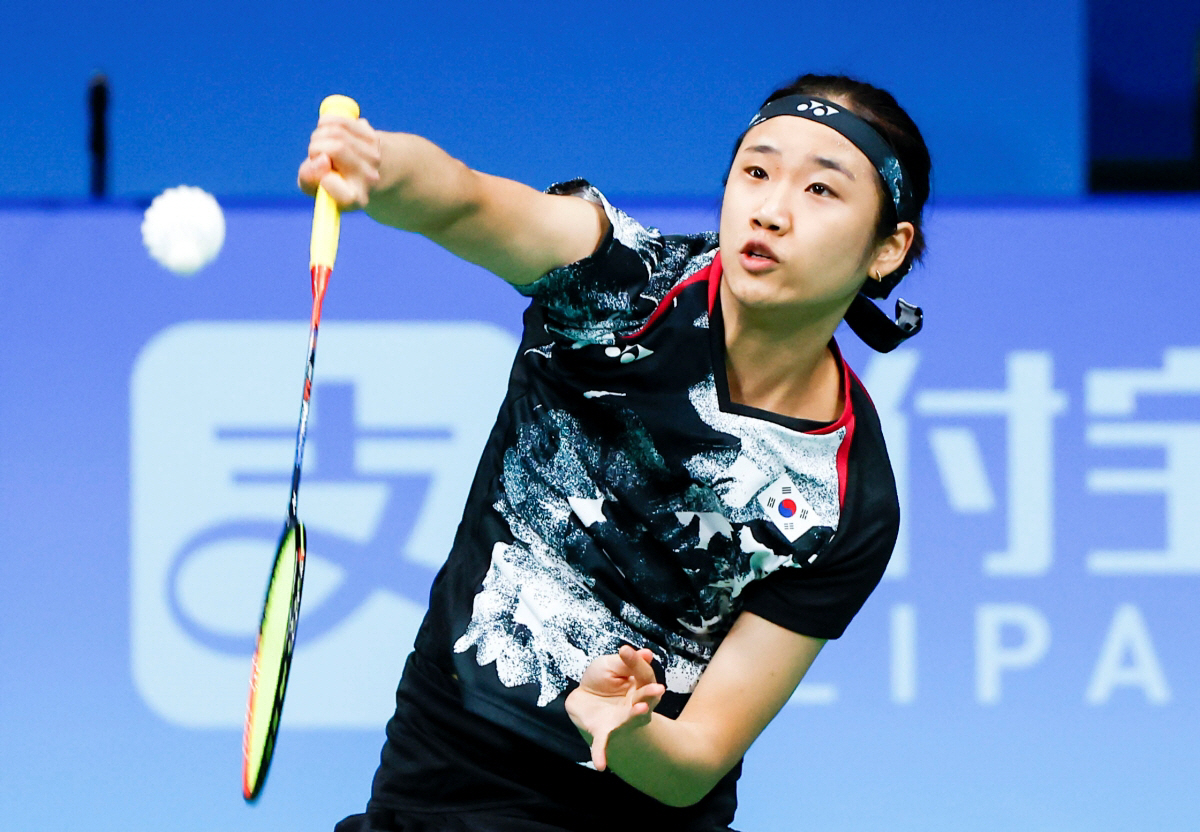 ▲1일 중국 항저우 빈장체육관에서 열린 2022 항저우 아시안게임 배드민턴 여자 단체전 결승 대한민국과 중국과의 경기, 안세영이 셔틀콕을 넘기고 있다. (뉴시스)
