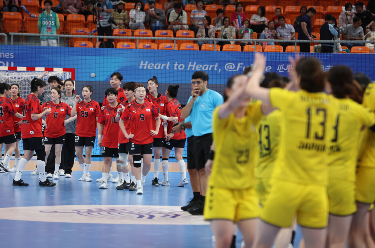 ▲5일 중국 항저우 공상대학교 체육관에서 열린 2022 항저우 아시안게임 여자 핸드볼 여자부 결승 한국 대 일본 경기, 29대 19로 일본에 패한 한국 선수들이 아쉬워하고 있다. (뉴시스)