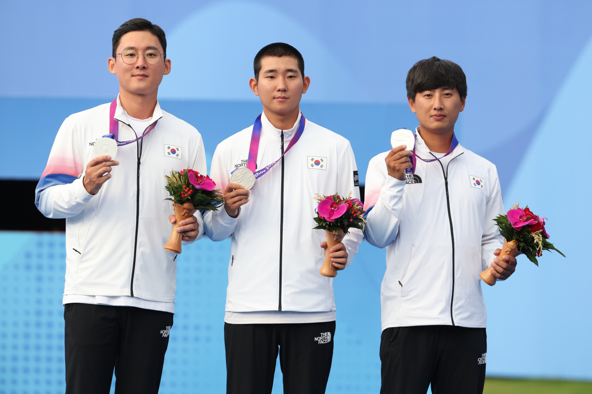 ▲2022 항저우 아시안게임 양궁 남자 컴파운드 단체전 시상식에서 은메달을 획득한 김종호(왼쪽부터), 양재원, 주재훈 선수.  (뉴시스)