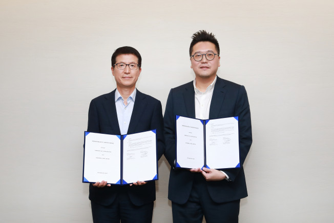 ▲삼성물산 건설부문 오세철 대표(왼쪽)와 시나르 마스 랜드 마이클 위자야 대표가 업무협약 체결 후 기념사진을 촬영하고 있다.