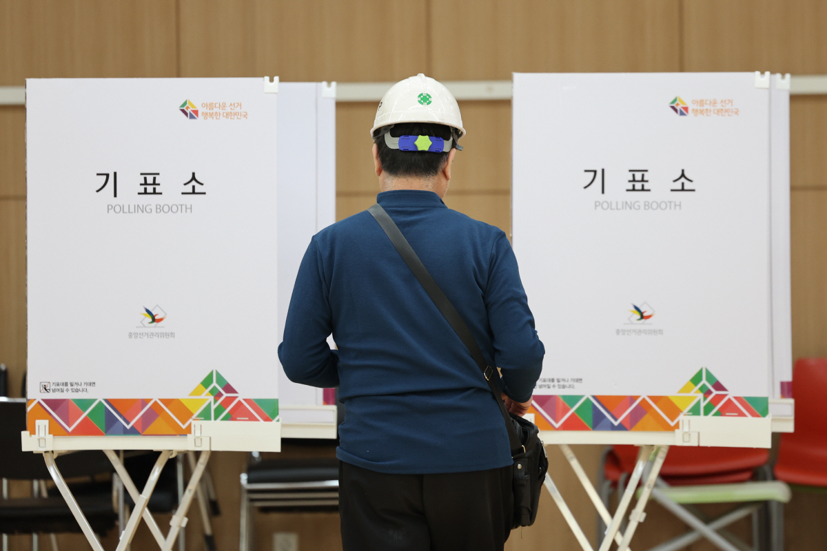 ▲서울 강서구청장 보궐선거 사전투표가 시작된 6일 오전 서울 방화1동 주민센터에 마련된 투표소에서 유권자가 투표하고 있다. (연합뉴스)
