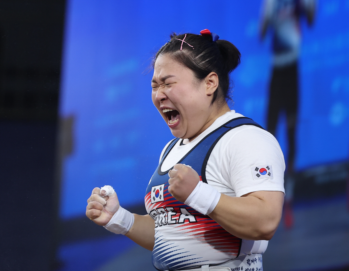 ▲5일 중국 항저우 샤오산 스포츠센터에서 열린 2022 항저우 아시안게임 역도 여자 76kg급 그룹 A 경기에서 대한민국 김수현이 용상 2차 시기 136kg의 바벨을 들어올리는데 성공한 뒤 포효하고 있다. (연합뉴스)
