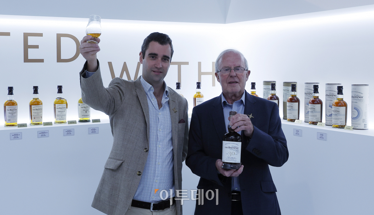 ▲6일 서울 강남구 앤드트리메타에서 열린 '정통 수제 싱글몰트 위스키 발베니 헤리티지 전시'에서 데이비드 스튜어트 발베니 몰드 마스터와 찰리 멧칼프 발베니 글로벌 앰버서더가 발베니 위스키를 선보이고 있다. 이번 행사는 발베니와 발베니 몰드 마스터 데이비드 스튜어트가 함께한 60주년의 시간을 기념하기 위해 열렸다. 발베니 헤리티지 전시는 7일부터 20일까지 휴일없이 오전 11시부터 오후 9시까지 운영한다. 조현호 기자 hyunho@