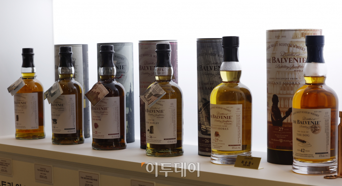 ▲6일 서울 강남구 앤드트리메타에서 열린 '정통 수제 싱글몰트 위스키 발베니 헤리티지 전시'에 발베니 위스키가 전시되어 있다. 이번 행사는 발베니와 발베니 몰드 마스터 데이비드 스튜어트가 함께한 60주년의 시간을 기념하기 위해 열렸다. 발베니 헤리티지 전시는 7일부터 20일까지 휴일없이 오전 11시부터 오후 9시까지 운영한다. 조현호 기자 hyunho@