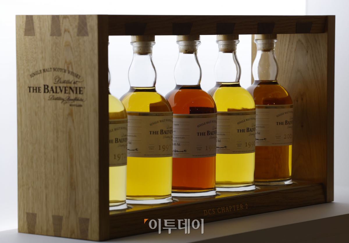 ▲6일 서울 강남구 앤드트리메타에서 열린 '정통 수제 싱글몰트 위스키 발베니 헤리티지 전시'에 발베니 위스키가 전시되어 있다. 이번 행사는 발베니와 발베니 몰드 마스터 데이비드 스튜어트가 함께한 60주년의 시간을 기념하기 위해 열렸다. 발베니 헤리티지 전시는 7일부터 20일까지 휴일없이 오전 11시부터 오후 9시까지 운영한다. 조현호 기자 hyunho@