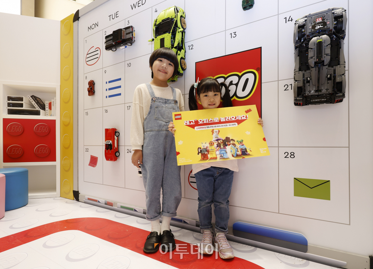 ▲6일 서울 중구 신세계백화점에 오픈한 도심 속 놀이터 '레고 팝업 오피스'에서 모델들이 체험공간을 선보이고 있다. 레고 팝업 오피스는 '일상을 바꾸는 놀이의 힘'을 테마로 복사기에서 레고 브릭이 쏟아지는 모습의 조립 테이블과 레고 브릭으로 가득 찬 브릭풀, 레고 자동차로 꾸민 아트월 등 남녀노소 누구나 일상에서 자유롭게 놀이를 즐길 수 있는 이색 체험존이다. 조현호 기자 hyunho@
