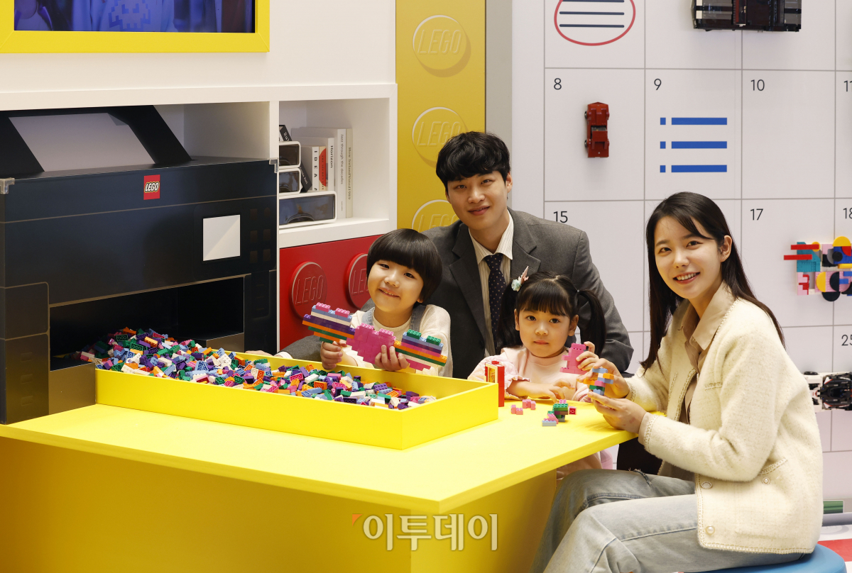▲6일 서울 중구 신세계백화점에 오픈한 도심 속 놀이터 '레고 팝업 오피스'에서 모델들이 체험공간을 선보이고 있다. 레고 팝업 오피스는 '일상을 바꾸는 놀이의 힘'을 테마로 복사기에서 레고 브릭이 쏟아지는 모습의 조립 테이블과 레고 브릭으로 가득 찬 브릭풀, 레고 자동차로 꾸민 아트월 등 남녀노소 누구나 일상에서 자유롭게 놀이를 즐길 수 있는 이색 체험존이다. 조현호 기자 hyunho@