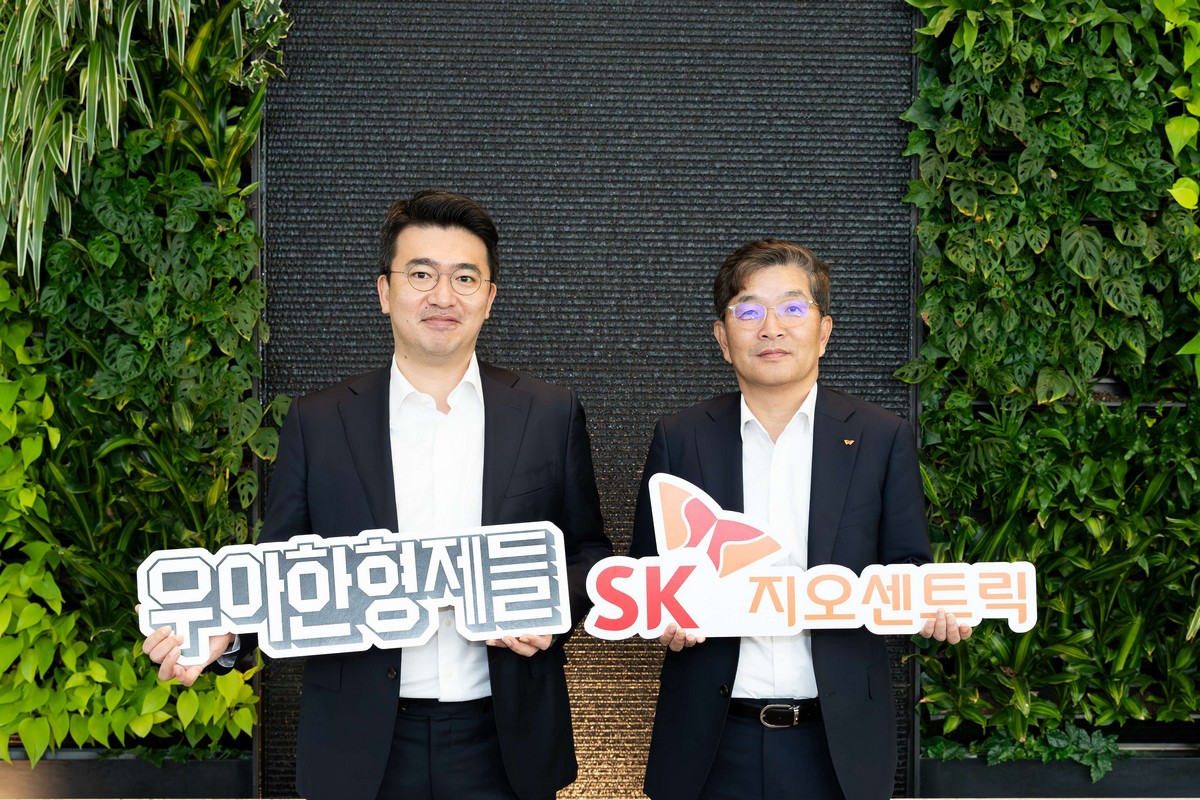 ▲우아한형제들 이국환 대표(왼쪽)와 SK지오센트릭 나경수 대표가 6일 서울 종로구 SK그린캠퍼스(종로타워빌딩)에서 ‘배달용기의 화학적 재활용 협력을 위한 업무협약(MOU)’을 체결한 뒤 기념 촬영을 하고 있다. (사진제공=우아한형제들)