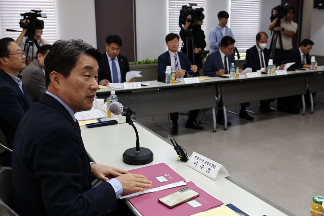 ▲6일 오전 서울 여의도 한국교육시설안전원에서 열린 국립대학 총장 간담회에서 대학 총장들이 이주호 부총리 겸 교육부 장관의 발언을 듣고 있다.  (연합뉴스)