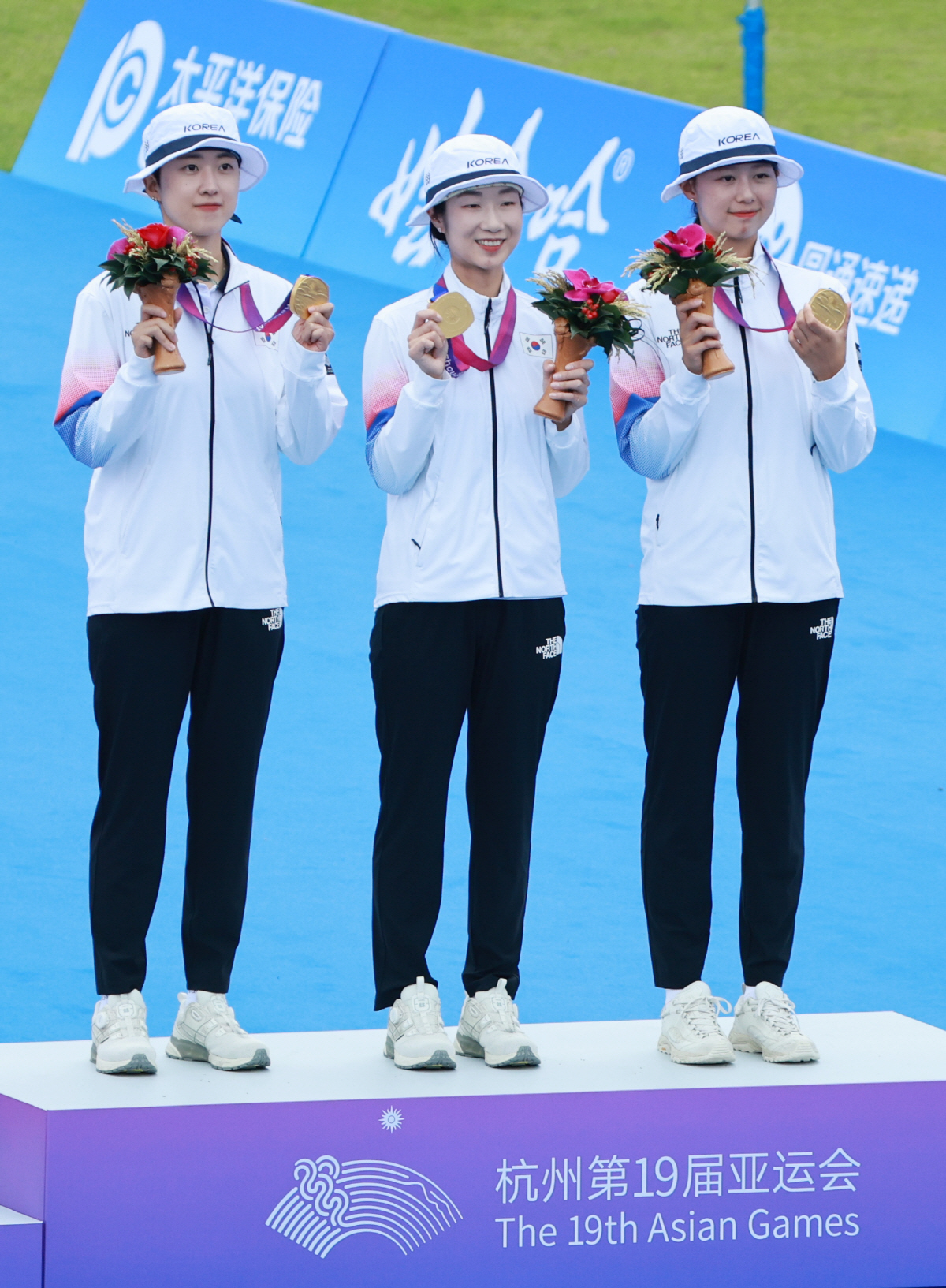 ▲6일 중국 항저우 푸양 인후 스포츠센터에서 열린 2022 항저우 아시안게임 양궁 리커브 여자 단체전 결승, 중국과의 경기에서 금메달을 획득한 뒤 시상식에서 안산(왼쪽부터), 최미선, 임시현이 시상대에서 메달을 들어보이고 있다. (연합뉴스)
