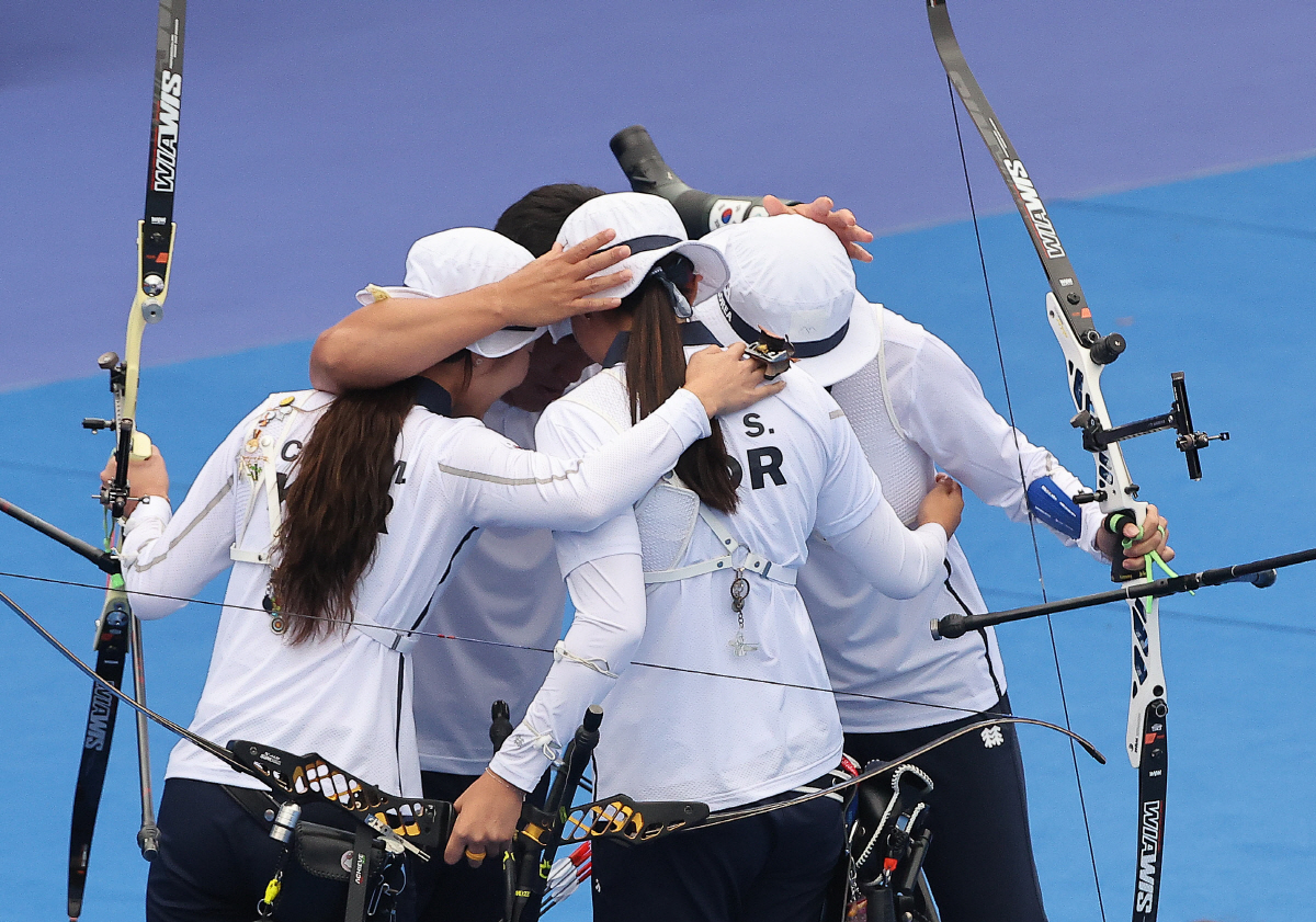 ▲6일 중국 항저우 푸양 인후 스포츠센터에서 열린 2022 항저우 아시안게임 양궁 리커브 여자 단체전 결승, 중국과의 경기에서 임시현, 최미선,안산이 금메달을 획득한 뒤 기뻐하고 있다. (연합뉴스)
