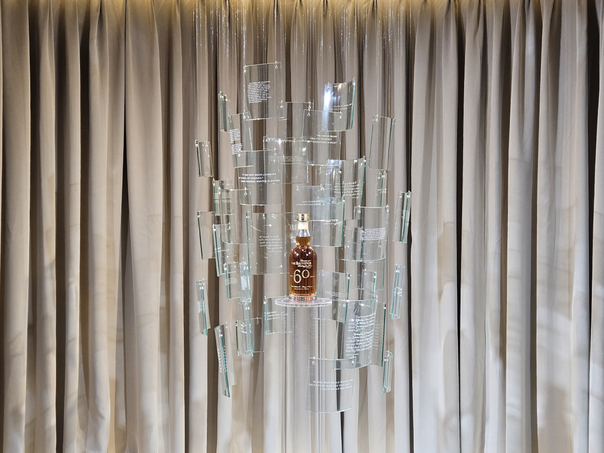 ▲압구정로데오 앤드트리메타에서 열리는 ‘발베니 헤리티지 전시’장 2층에 놓여진 ‘발베니 60년’. (김지영 기자 kjy42@)