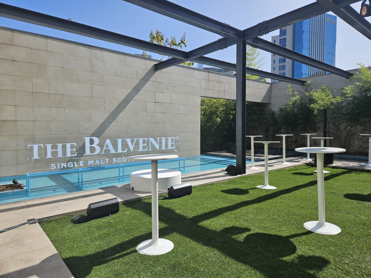 ▲압구정로데오 앤드트리메타에서 열리는 ‘발베니 헤리티지 전시’에 마련된 루프탑 공간. (김지영 기자 kjy42@)