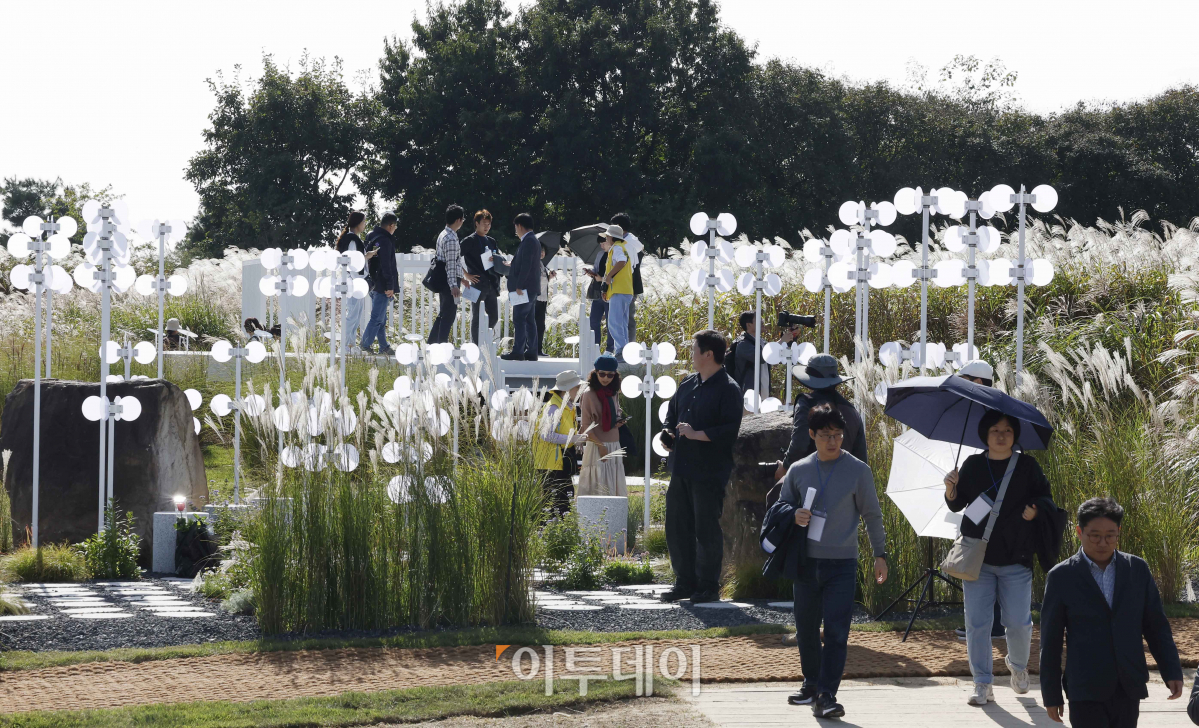 ▲6일 서울 마포구 하늘공원에서 열린 2023 서울정원박람회를 찾은 시민들이 즐거운 시간을 보내고 있다. '바람, 풀, 그리고 정원'을 주제로 진행되는 이번 박람회는 내달 15일까지 열린다. 조현호 기자 hyunho@