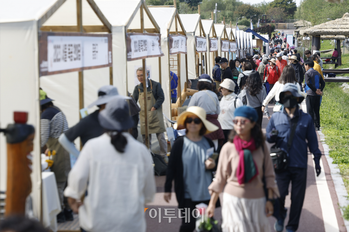 ▲6일 서울 마포구 하늘공원에서 열린 2023 서울정원박람회를 찾은 시민들이 부스를 둘러보고 있다. '바람, 풀, 그리고 정원'을 주제로 진행되는 이번 박람회는 내달 15일까지 열린다. 조현호 기자 hyunho@