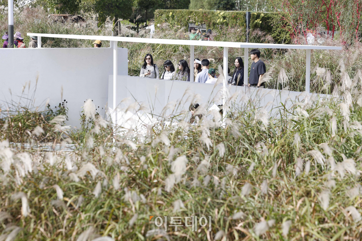 ▲6일 서울 마포구 하늘공원에서 열린 2023 서울정원박람회를 찾은 시민들이 설치된 작품을 살펴보고 있다. '바람, 풀, 그리고 정원'을 주제로 진행되는 이번 박람회는 내달 15일까지 열린다. 조현호 기자 hyunho@