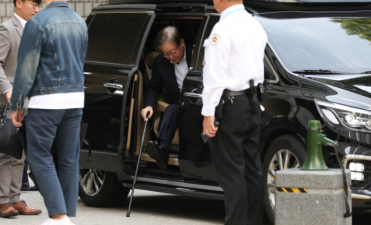 ▲[서울=뉴시스] 최진석 기자 = 이재명 더불어민주당 대표가 6일 오전 서울 서초구 서울중앙지법에서 열린 '대장동 배임 및 성남FC 뇌물 의혹' 관련 1차 공판에 출석하고 있다. 2023.10.06. myjs@newsis.com