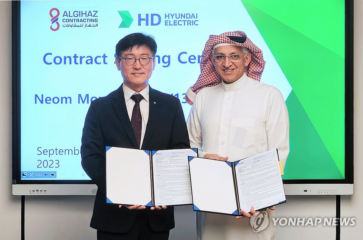 ▲사우디 수도 리야드에 위치한 알 지하즈(Al Gihaz) 본사에서 열린 네옴시티 내 구축되는 신규 변전소용 전력기기 공급 계약 체결식에서 김도균 HD현대일렉트릭 전력영업부문장(왼쪽)과 알 지하즈의 사미 알 앙가리(Sami Al Angari) 부회장이 기념 촬영하고 있다. 2023.9.11 [HD현대일렉트릭 제공. 재판매 및 DB 금지]