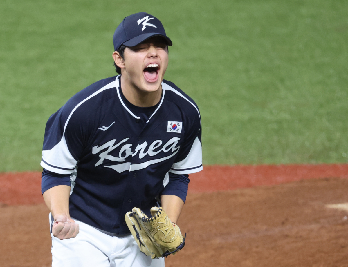 ▲7일 중국 저장성 항저우 인근 사오싱 야구·소프트볼 스포츠센터 제1구장에서 열린 2022 항저우 아시안게임 결승. 한국 선발 문동주가 6회말 2사 2루 위기를 삼진으로 벗어난 뒤 포효하고 있다. (연합뉴스)