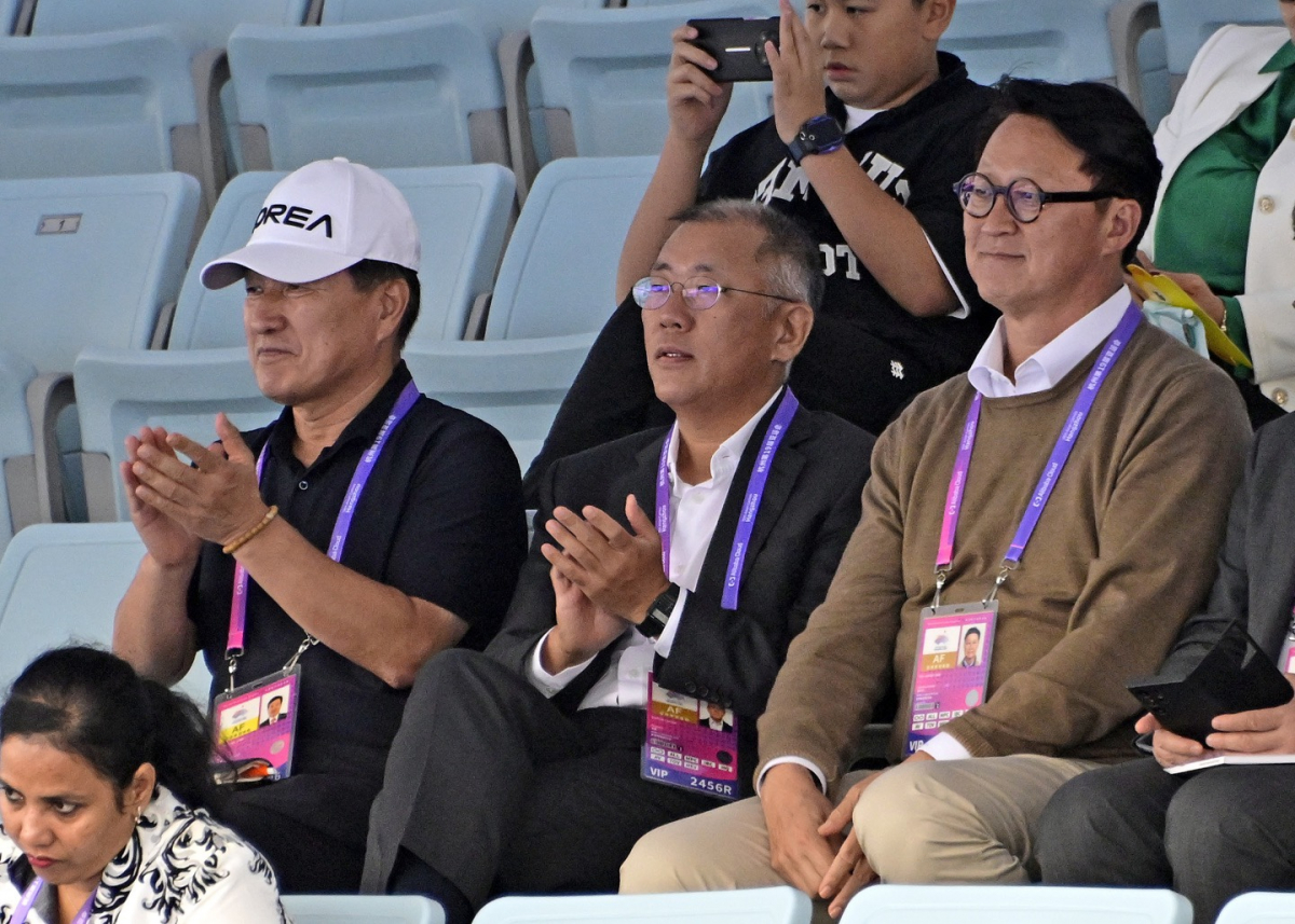 ▲장영술 양궁협회 부회장(왼쪽), 정의선 현대차그룹 회장(가운데), 한규형 양궁협회 부회장(오른쪽)이 6일(현지시간) 양궁 리커브 남자 단체전에서 선수들을 응원하고 있다. (자료제공=양궁협회)