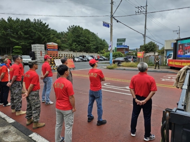 ▲해병대 예비역 전국 연대가 8일 오후 경북 포항시 해병대 1사단 서문 앞에서 임성근 해병대 1사단장 퇴진 촉구 집회를 개최하고 있다. (연합뉴스)