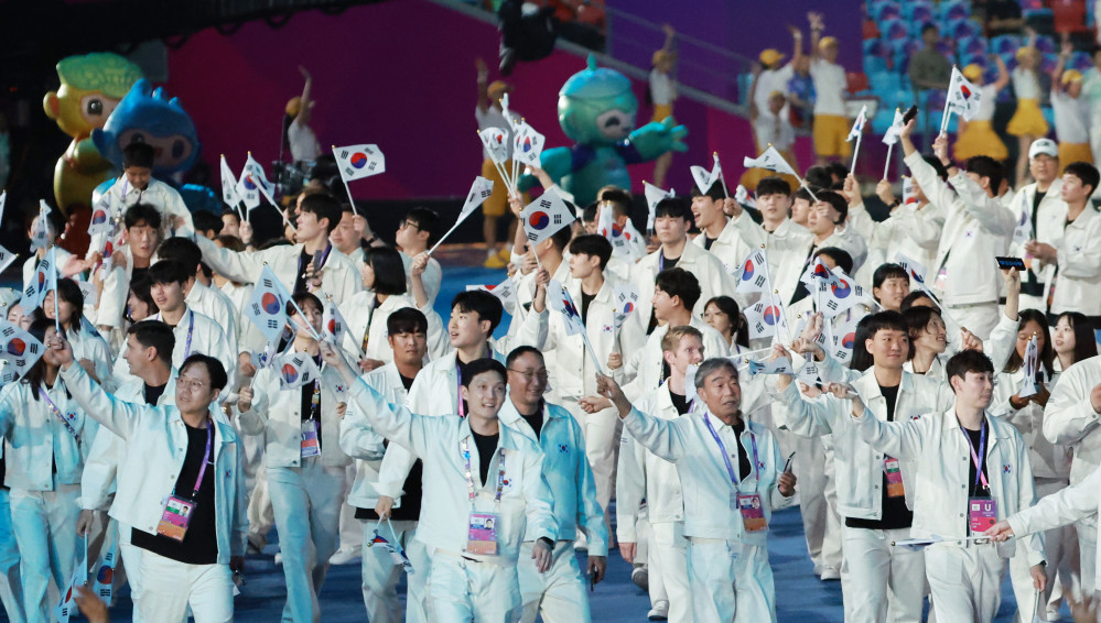 ▲태극기 흔들며 인사하는 대한민국 선수단 (연합뉴스)