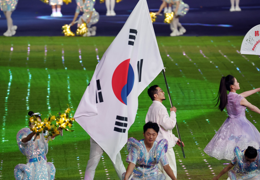 ▲8일 오후 중국 항저우 올림픽 스포츠센터 스타디움에서 열린 2022 항저우 아시안게임 폐회식에서 대한민국 기수인 비보이 김홍열이 태극기를 들고 입장하고 있다. (연합뉴스)