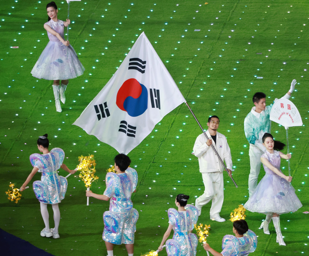 ▲8일 오후 중국 항저우 올림픽 스포츠센터 스타디움에서 열린 2022 항저우 아시안게임 폐회식에서 대한민국 기수인 비보이 김홍열이 태극기를 들고 입장하고 있다. (연합뉴스)