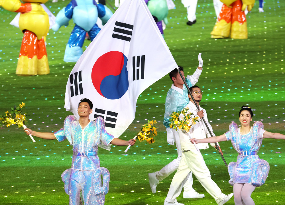 ▲8일 오후 중국 항저우 올림픽 스포츠센터 스타디움에서 열린 2022 항저우 아시안게임 폐회식에서 대한민국 기수인 비보이 김홍열이 태극기를 들고 입장하고 있다. (연합뉴스)
