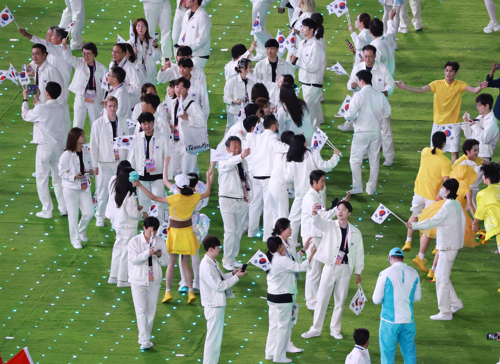 ▲8일 오후 중국 항저우 올림픽 스포츠센터 스타디움에서 열린 2022 항저우 아시안게임 폐회식에서 대한민국 선수단이 입장해 휴대전화로 사진을 찍고 있다.  (연합뉴스)