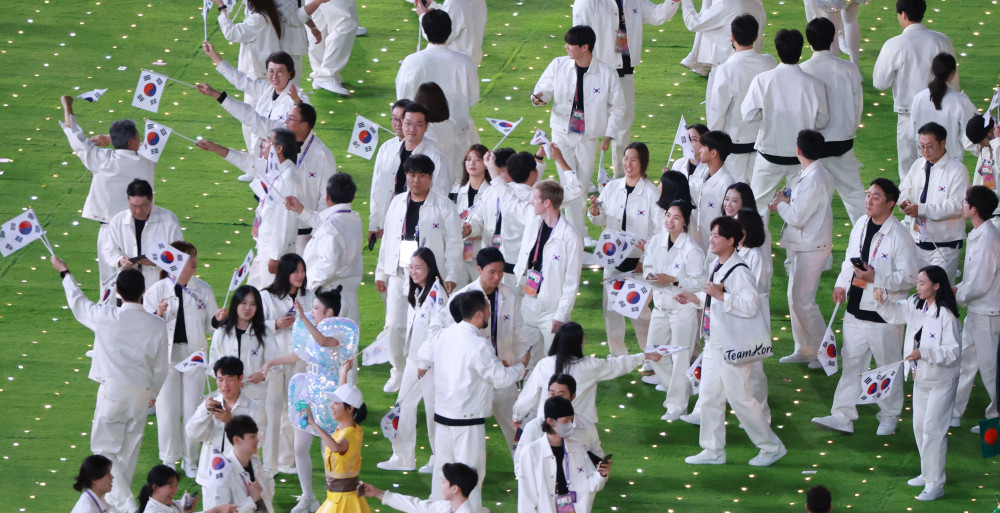 ▲8일 오후 중국 항저우 올림픽 스포츠센터 스타디움에서 열린 2022 항저우 아시안게임 폐회식에서 한국 선수단이 태극기를 흔들며 입장하고 있다. (연합뉴스)