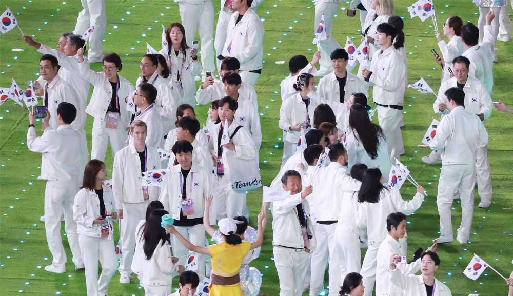 ▲8일 오후 중국 항저우 올림픽 스포츠센터 스타디움에서 열린 2022 항저우 아시안게임 폐회식에서 한국 선수단이 태극기를 흔들며 입장하고 있다. (연합뉴스)