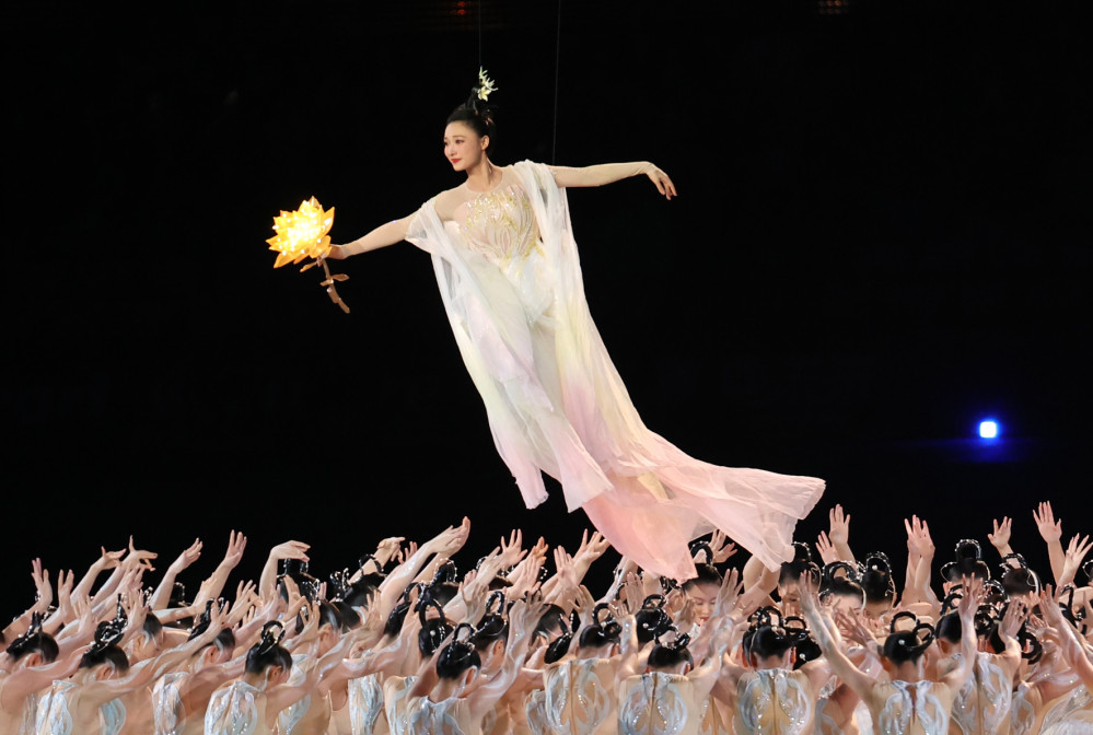 ▲8일 오후 중국 항저우 올림픽 스포츠센터 스타디움에서 열린 2022 항저우 아시안게임 폐회식에서 항저우를 상징하는 연꽃을 든 무용수가 공연을 펼치고 있다. (연합뉴스)