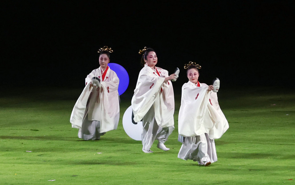 ▲8일 오후 중국 항저우 올림픽 스포츠센터 스타디움에서 열린 2022 항저우 아시안게임 폐회식에서 2026년 20회 아시안게임 차기 개최지인 일본 아이치·나고야의 공연이 펼쳐지고 있다. (연합뉴스)