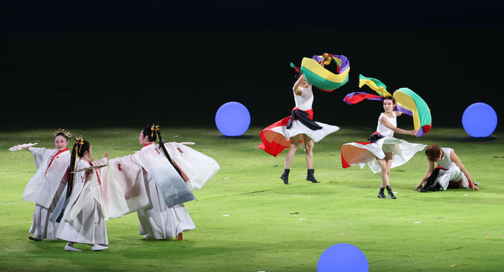 ▲8일 오후 중국 항저우 올림픽 스포츠센터 스타디움에서 열린 2022 항저우 아시안게임 폐회식에서 2026년 20회 아시안게임 차기 개최지인 일본 아이치·나고야의 공연이 펼쳐지고 있다. (연합뉴스)