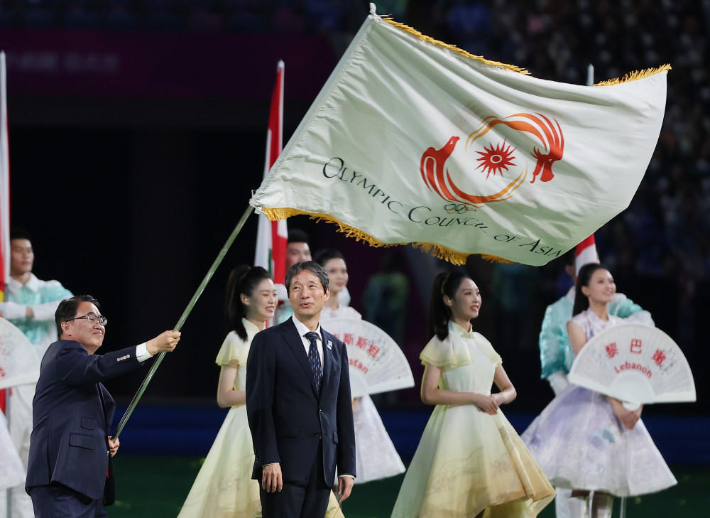 ▲8일 오후 중국 항저우 올림픽 스포츠센터 스타디움에서 열린 2022 항저우 아시안게임 폐회식에서 차기 대회 개최지인 오무라 히데아키 일본 아이치현 지사(왼쪽)와 나카다 히데오 일본 나고야 부시장이 대회기를 흔들고 있다. (연합뉴스)