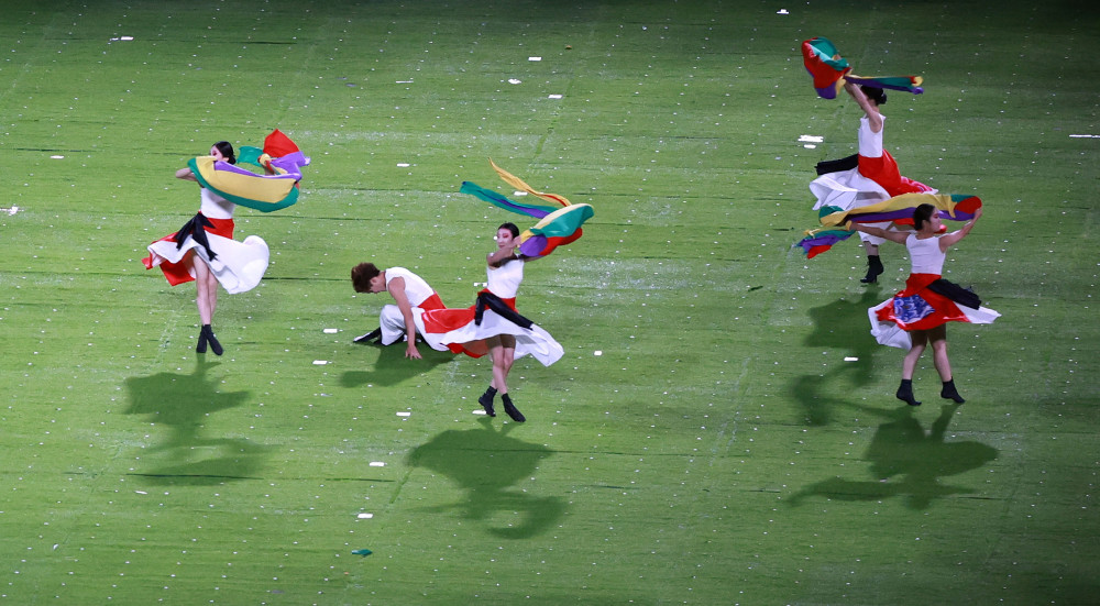 ▲8일 오후 중국 항저우 올림픽 스포츠센터 스타디움에서 열린 2022 항저우 아시안게임 폐회식에서 2026년 20회 아시안게임 차기 개최지인 일본 아이치·나고야의 공연이 펼쳐지고 있다. (연합뉴스)