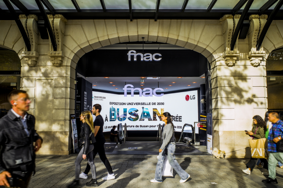 ▲파리 샹젤리제 거리에 위치한 '프낙(FNAC)' 매장에 선보인 LG의 부산엑스포 유치 홍보 옥외광고. (사진제공=LG)