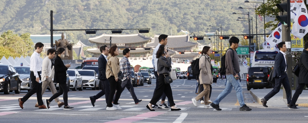 ▲서울 아침 최저기온이 10도로 쌀쌀한 날씨를 보인 5일 오전 서울 광화문역 일대에서 긴팔 옷을 입은 시민들이 발걸음을 재촉하고 있다. 조현호 기자 hyunho@ (이투데이DB)