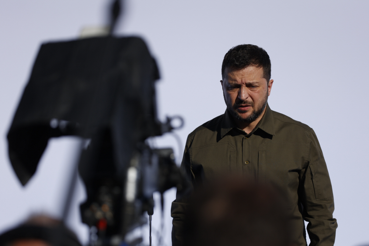 ▲볼로디미르 젤렌스키 우크라이나 대통령이 5일(현지시각) 스페인 그라나다에서 열리는 유럽정치공동체(EPC) 정상회의에 도착하고 있다. 그라나다(스페인)/AP뉴시스
