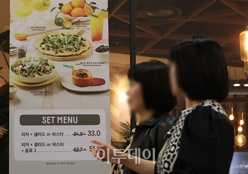 ▲9일 서울의 한 대형쇼핑몰 식당가에서 시민들이 메뉴판을 살펴보고 있다. 고이란 기자 photoeran@