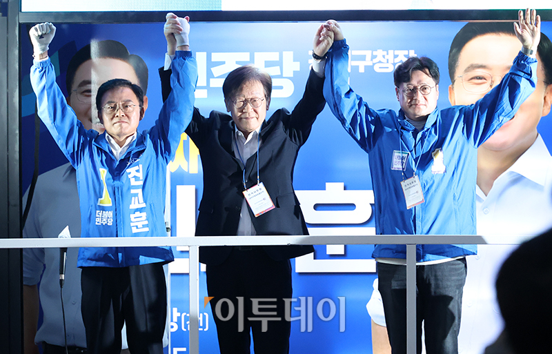 ▲이재명(가운데) 더불어민주당 대표와 홍익표(오른쪽) 원내대표가 9일 서울 강서구 발산역 인근 공원에서 진교훈 강서구청장 후보자 지원유세를 하고 있다. 고이란 기자 photoeran@