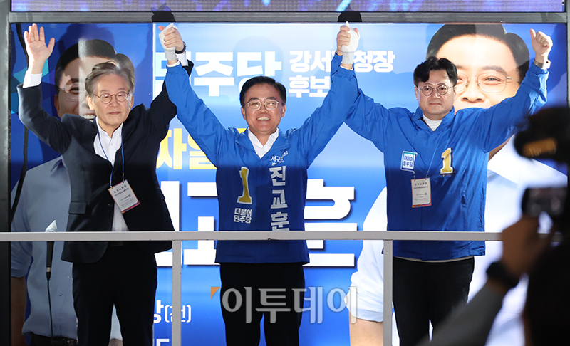 ▲이재명(왼쪽) 더불어민주당 대표와 홍익표(오른쪽) 원내대표가 9일 서울 강서구 발산역 인근 공원에서 진교훈 강서구청장 후보자 지원유세를 하고 있다. 고이란 기자 photoeran@