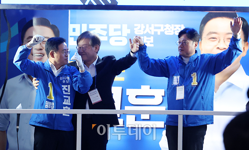 ▲이재명(가운데) 더불어민주당 대표와 홍익표(오른쪽) 원내대표가 9일 서울 강서구 발산역 인근 공원에서 진교훈 강서구청장 후보자 지원유세를 하고 있다. 고이란 기자 photoeran@