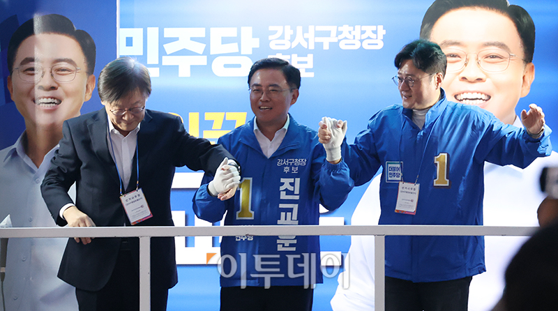 ▲이재명(왼쪽) 더불어민주당 대표와 홍익표(오른쪽) 원내대표가 9일 서울 강서구 발산역 인근 공원에서 진교훈 강서구청장 후보자 지원유세를 하고 있다. 고이란 기자 photoeran@